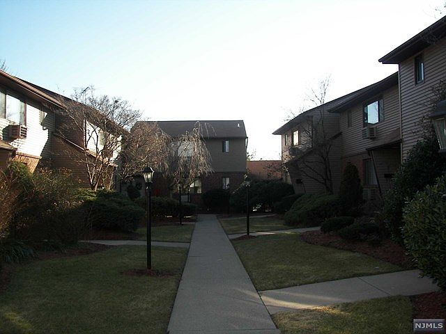 2nd image of 2 Maitland Ave Unit 8