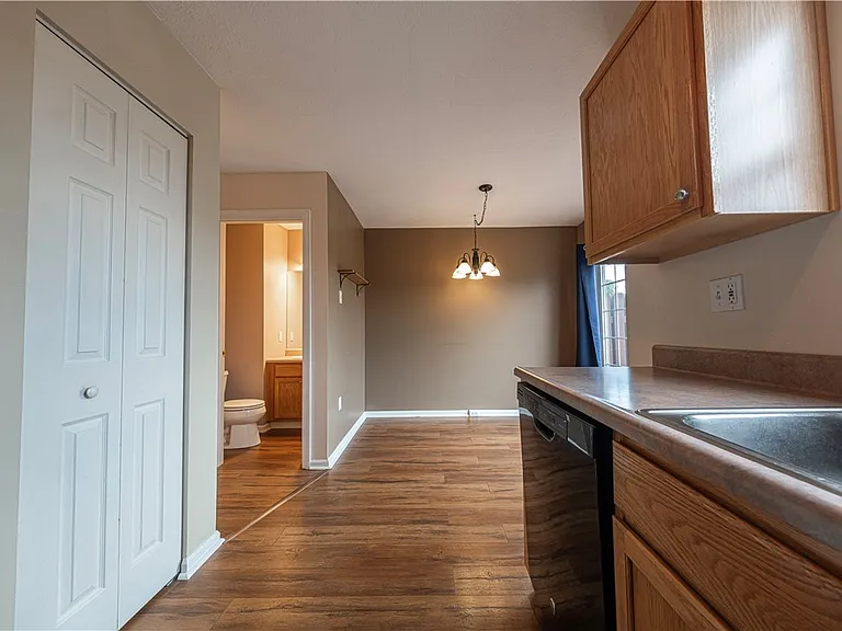222 Castle Creek Dr — Photo 7