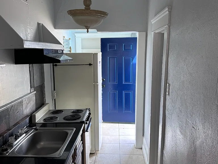 156 S Coates St — Photo 7