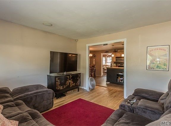 4th image of 7 Simmons Dr