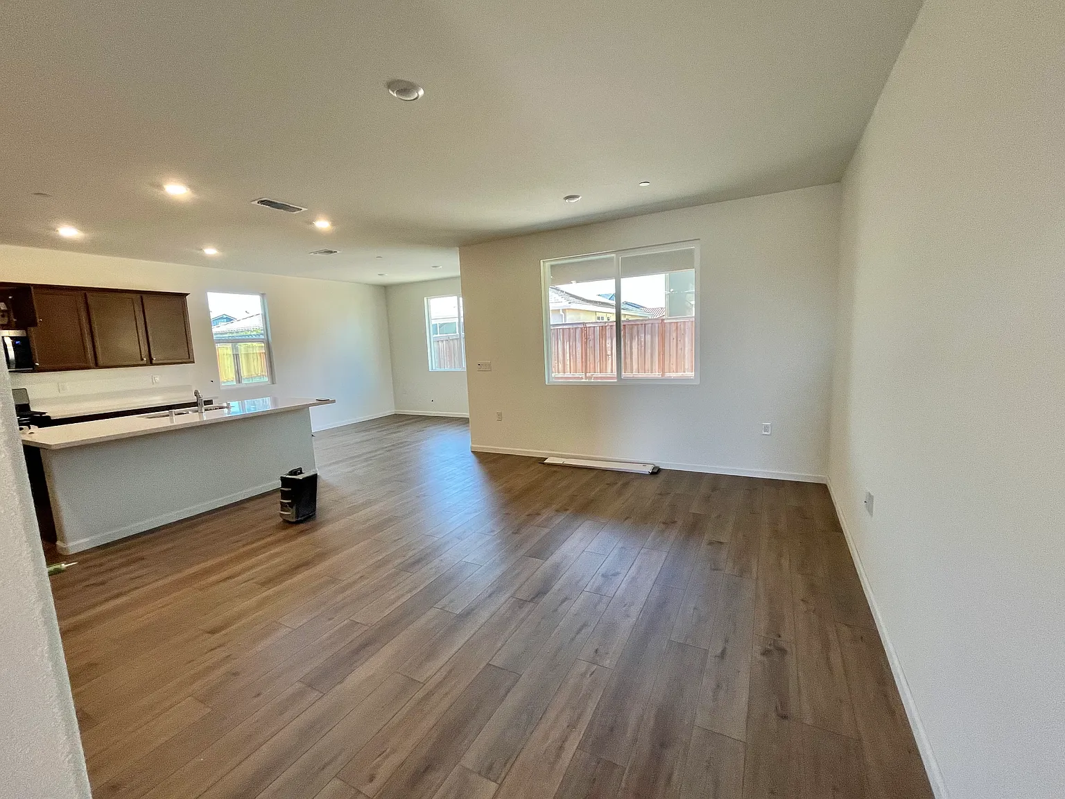 5 bed, 3.5 bath, 2350 sqft, $3,200 — Photo 3