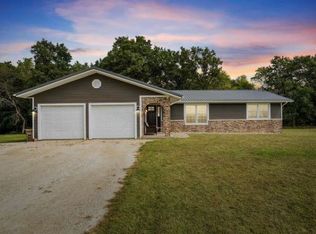 1749 Honey Creek Rd, Manchester, IA 52057