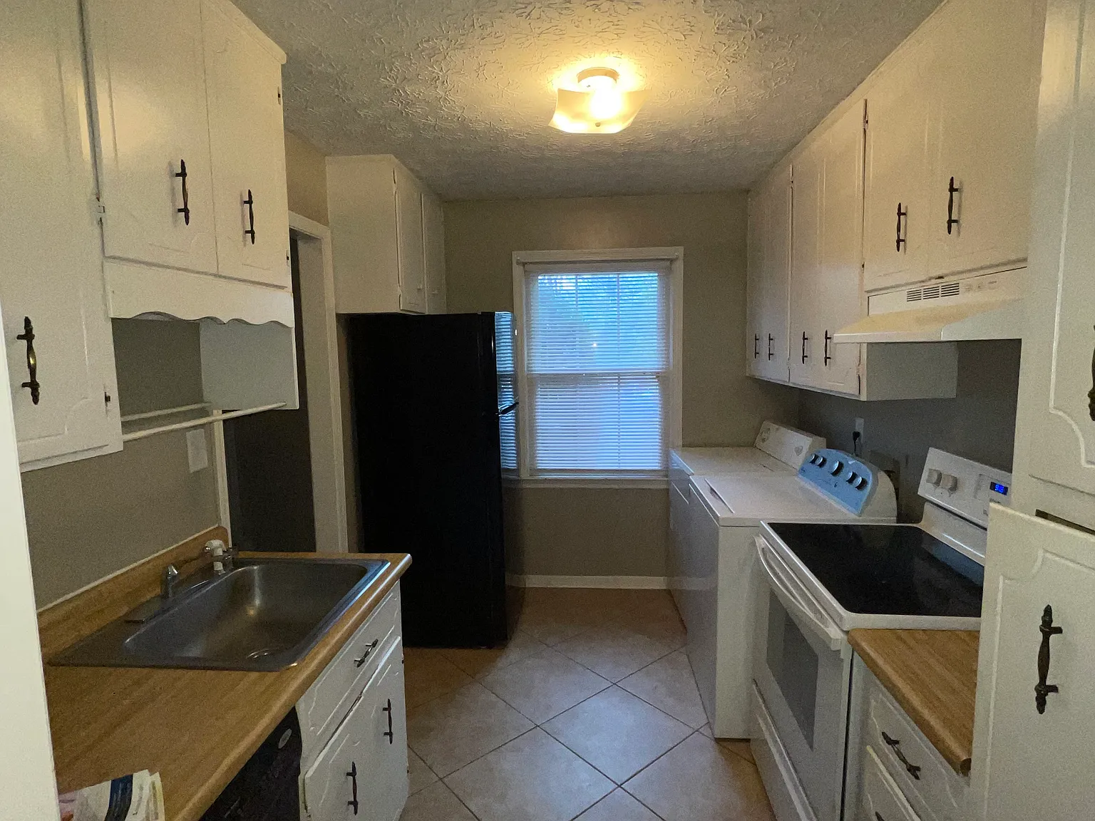 2 bed, 1.5 bath, 2376 sqft, $1,300 — Photo 4