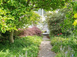 864 Selkirk Ave, Esquimalt, BC V9A 2T8