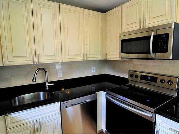 5th image of 372 Brittany Ave #H