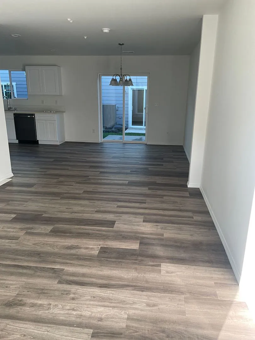 807 3rd Ave NE — Photo 1