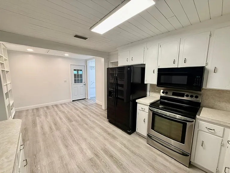 203 Hastings Ct — Photo 16