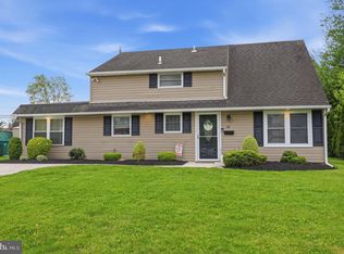 10 Inland Rd, Levittown, PA 19057