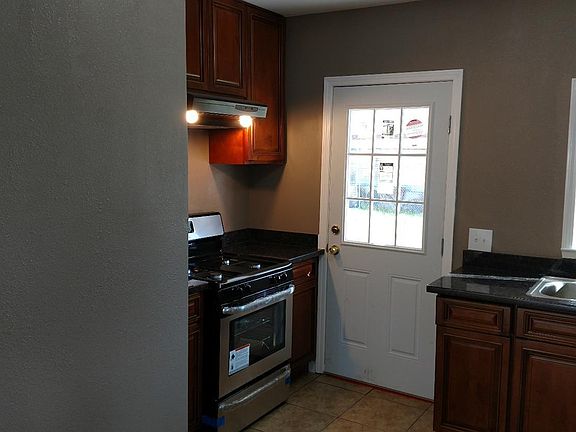4th image of 2124 S California St
