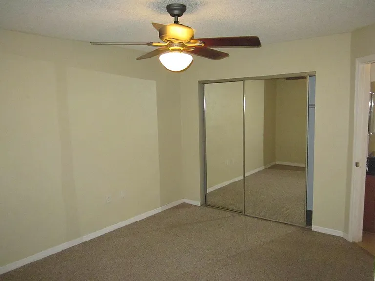 425 Fountainhead Cir — Photo 6