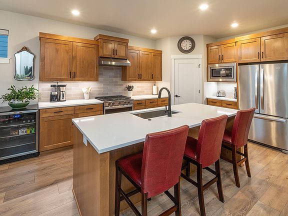 5th image of 1175 NE Henry Dr