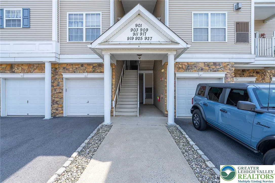 2 bed, 2.0 bath, 1315 sqft, $2,100 — Photo 3