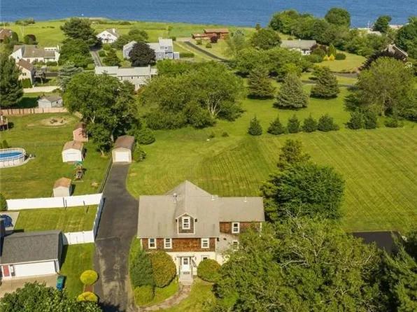 20 Lighthouse Ln, Warwick, RI 02889