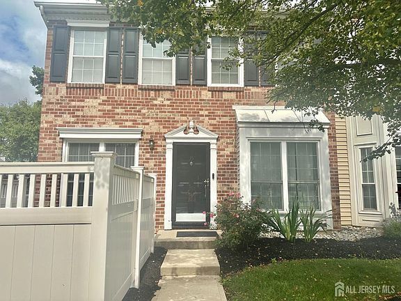 4th image of 35 Clay St