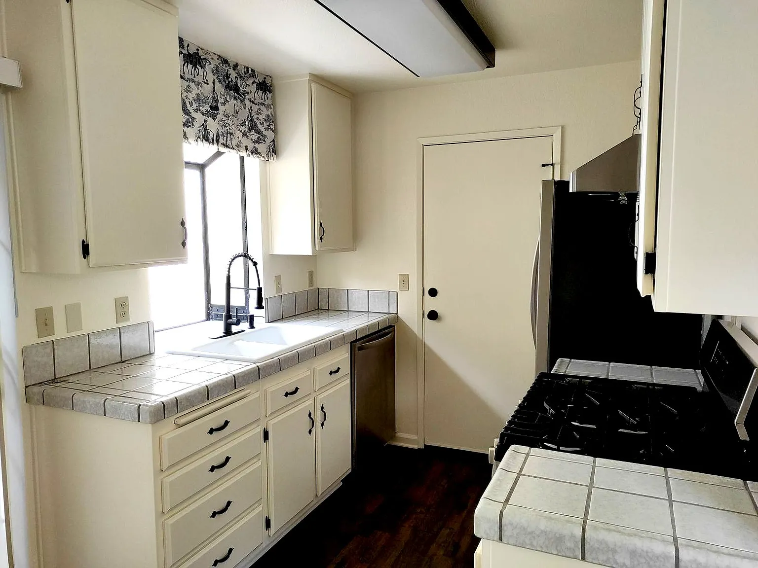 2 bed, 980 sqft, $3,850 — Photo 4