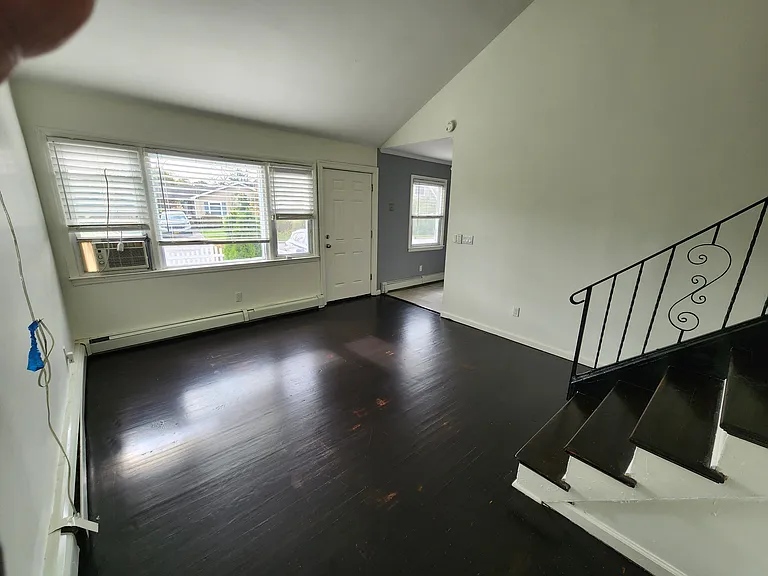 11 Laurel St — Photo 3