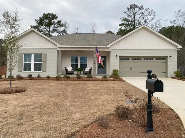 204 Scarlett Oak Dr, Headland, AL 36345