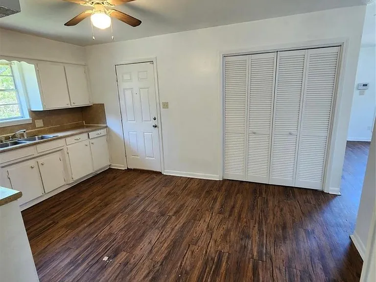1430 Cynthia Ln — Photo 2