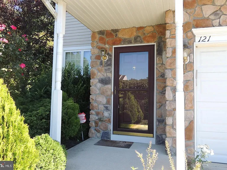 121 Chancellor Dr — Photo 2