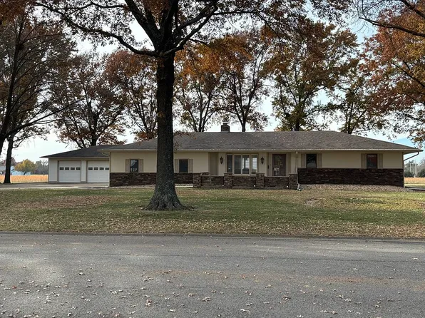 807 N Leonard St, Girard, KS 66743