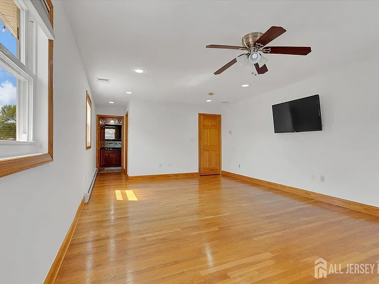 95 Calvert Ave E — Photo 30