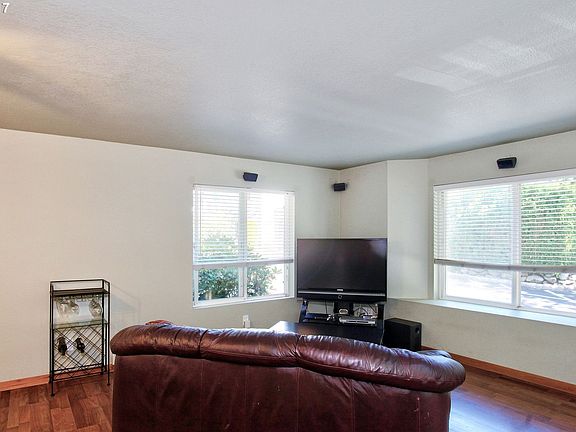4th image of 7509 NE Vancouver Mall Dr