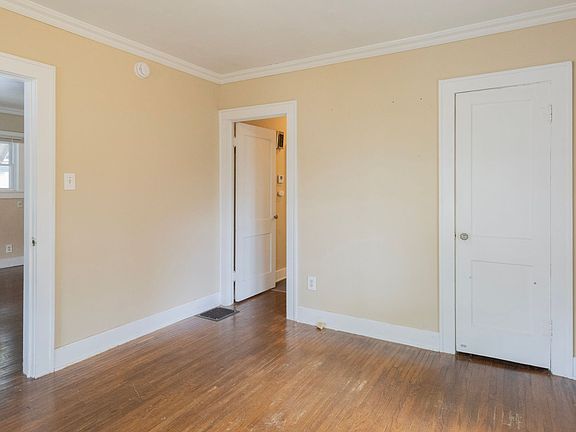 5th image of 1407 E Walnut St