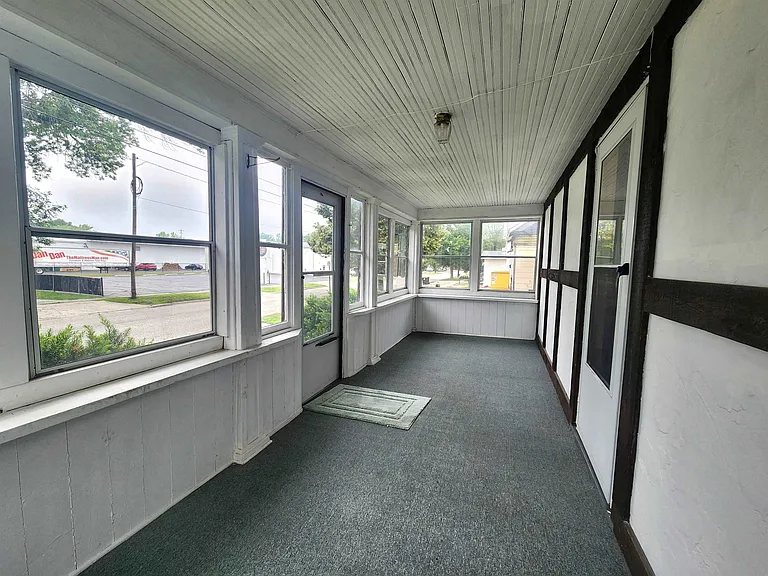 203 E Hines St — Photo 3