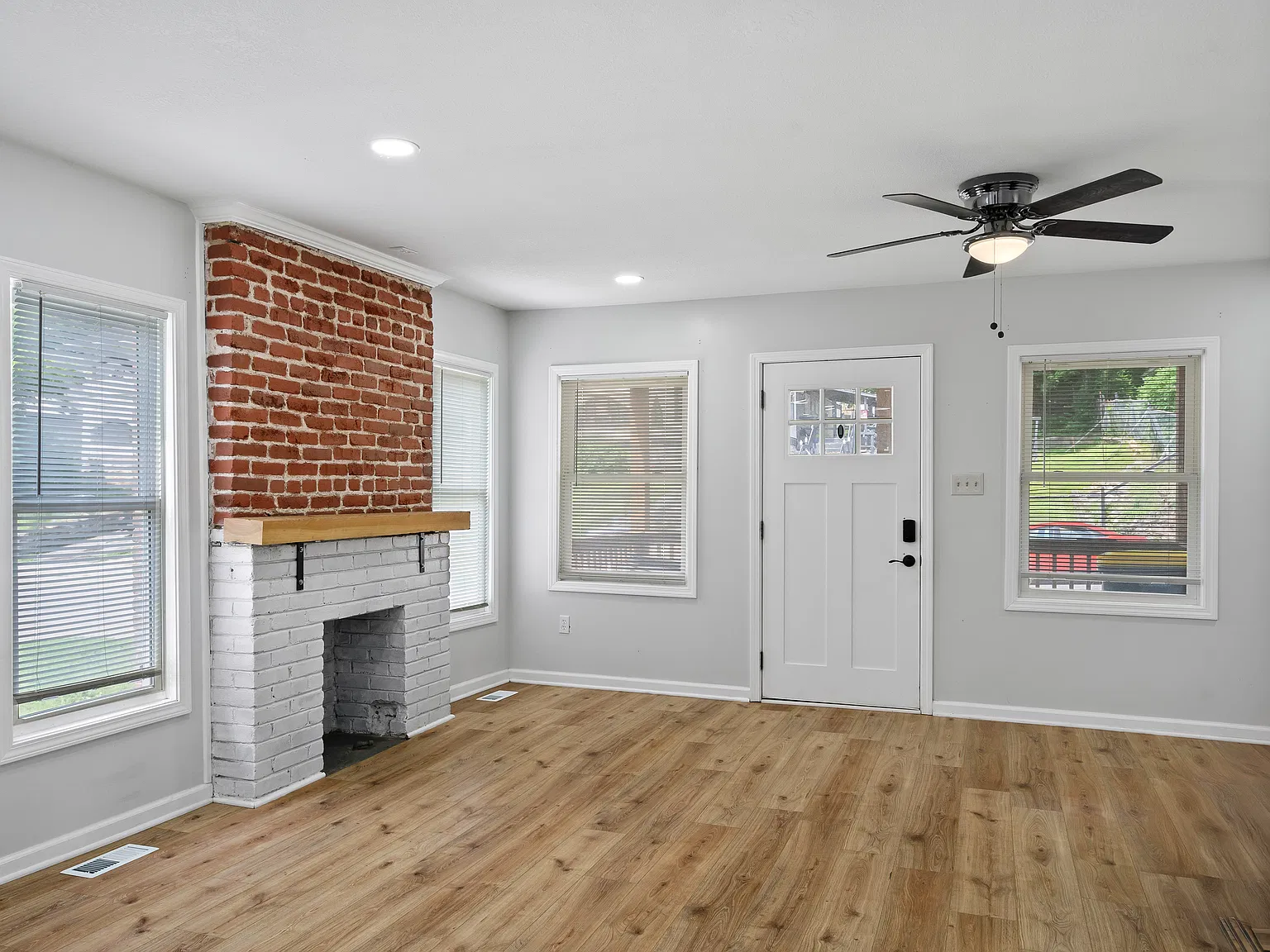3 bed, 1300 sqft, $1,600 — Photo 2