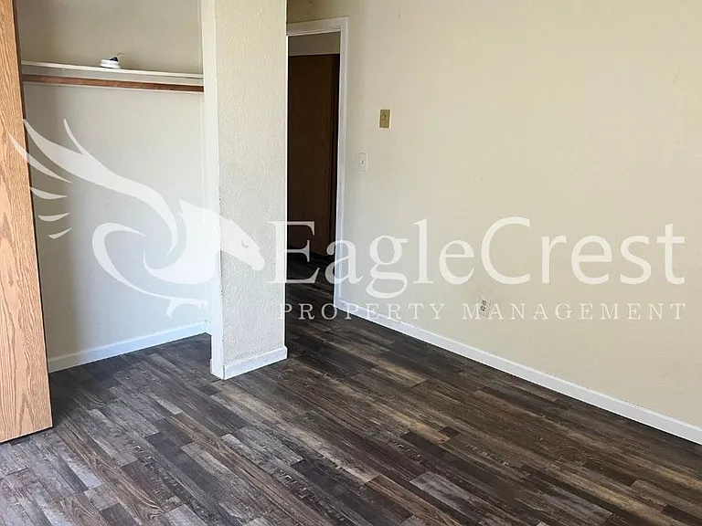 320 NE C St — Photo 15