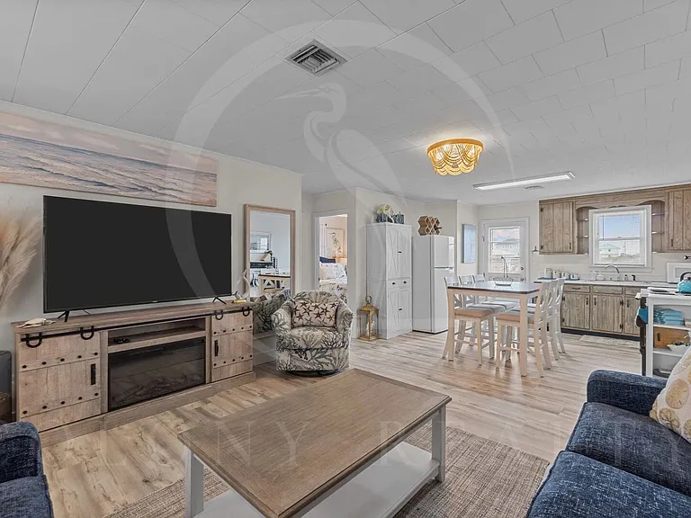 209 E Walker St — Photo 12
