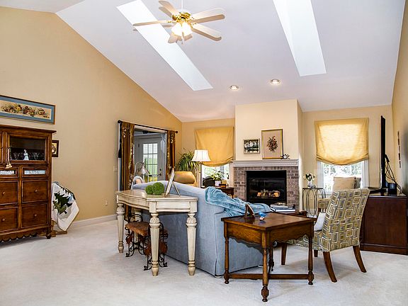 5th image of 10 Greenwood Cir