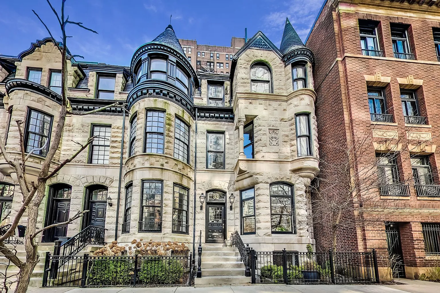 33 E Elm St photo 1