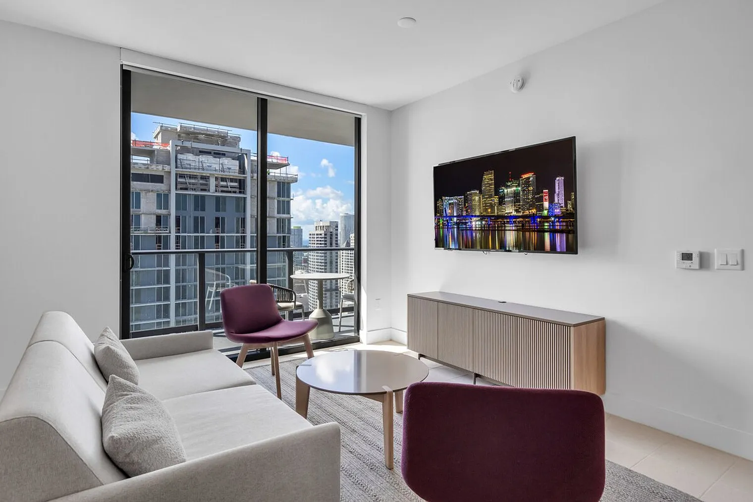 2 bed, 2.0 bath, 1076 sqft, $6,005 — Photo 3