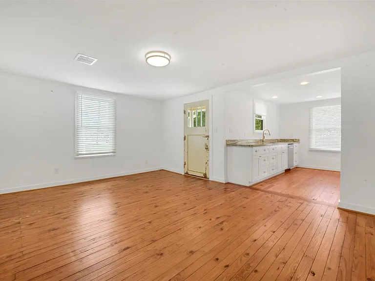 129 E 31st 1/2 St — Photo 5