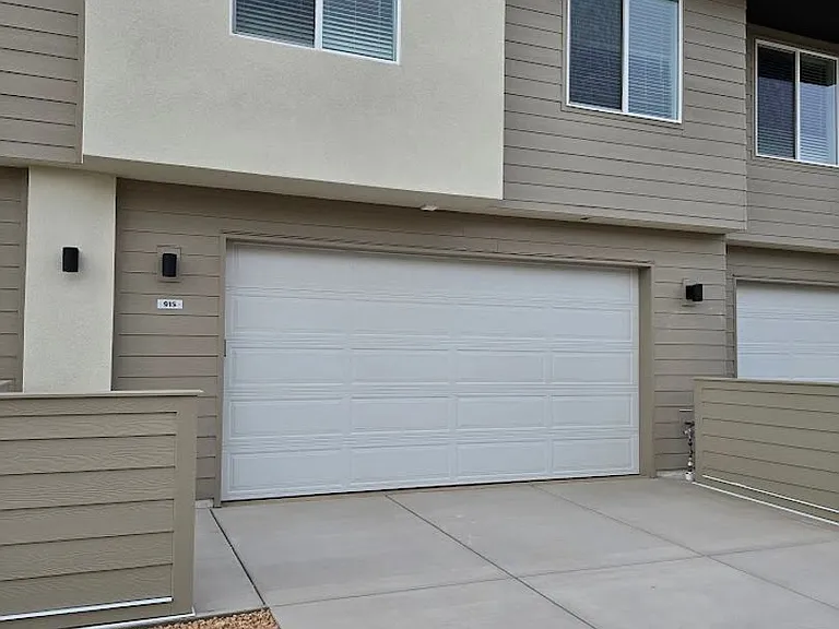 915 W Boxthorn Dr — Photo 2