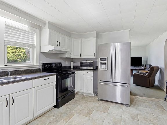 5th image of 106 E Thompson St