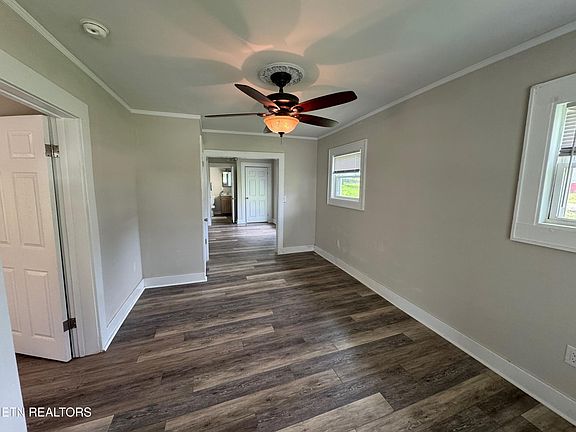 3rd image of 213 Connex St