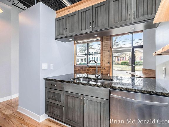 4th image of 525 Superior St #100