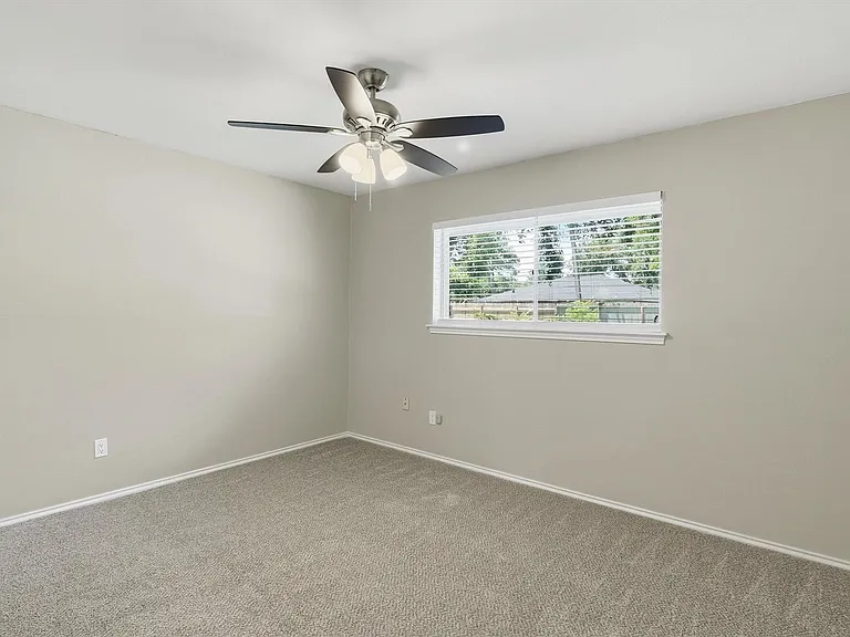 2119 Williamsburg Ct S — Photo 18