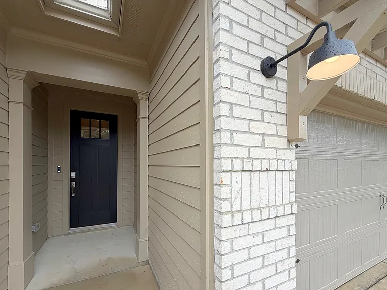 137 Clift Creek Dr — Photo 2