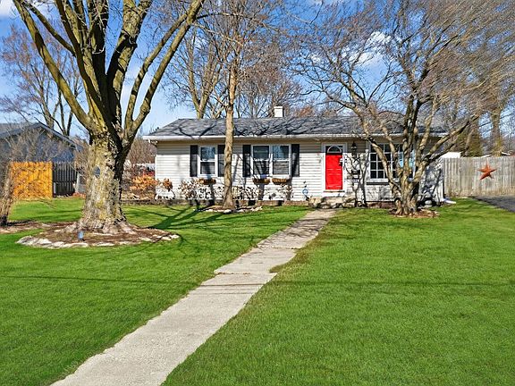 3rd image of 407 Butterfield Rd