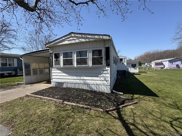 77 Lakewood Vlg, Medina, NY 14103