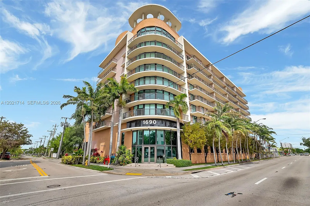 Building Photo - 1690 SW 27th Ave #805