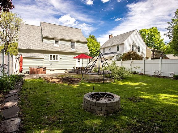 3rd image of 6 S Belmont Cir