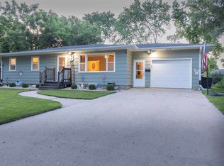 906 Crestview Dr, Vermillion, SD 57069