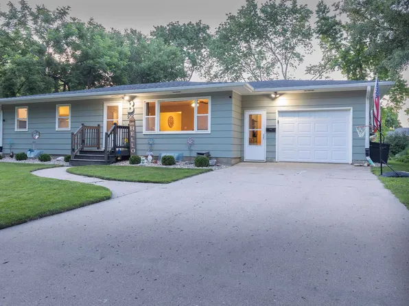 906 Crestview Dr, Vermillion, SD 57069