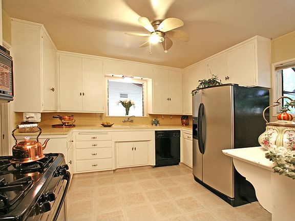 3rd image of 940 Delinda Ln