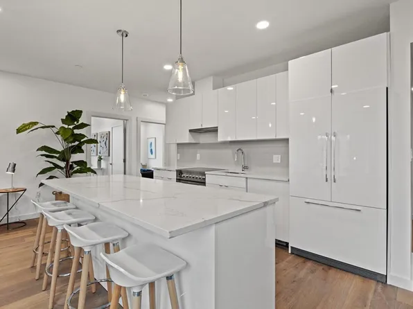 97 Elmwood St #205, Cambridge, MA 02140