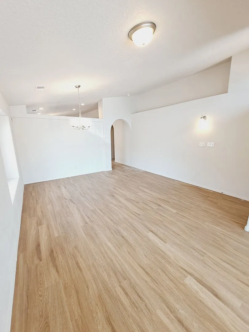 3 bed 2 bath home in Huning Ranch. Great Yard! — Photo 4